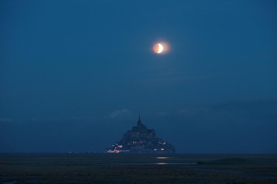 Lunar Eclipse Over Normandy France Inspiração e criatividade para a fotografia