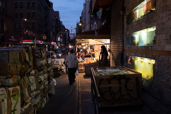 Chinatown à noite, NYC. As cores sutis, mas fortes e naturais.