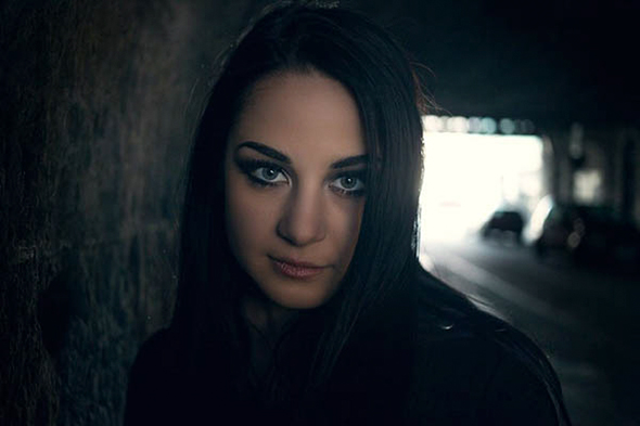 Este foto foi capturada usando a luz natural sob uma ponte em Dublin. Modelo: Loreli Swan - © Harry Guiness