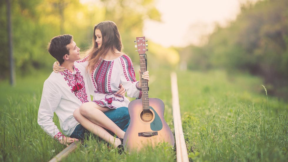 Casal fotografado em ensaio fotográfico à tarde.