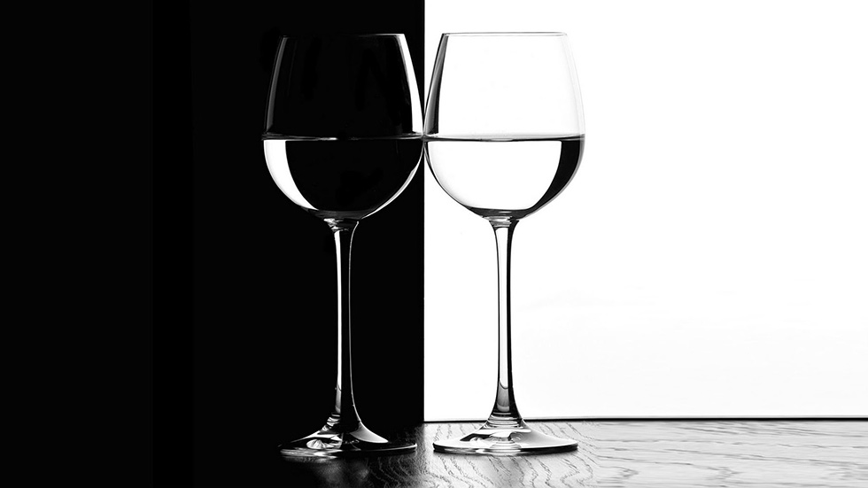 Duas taças e com luminosidades com grande constraste